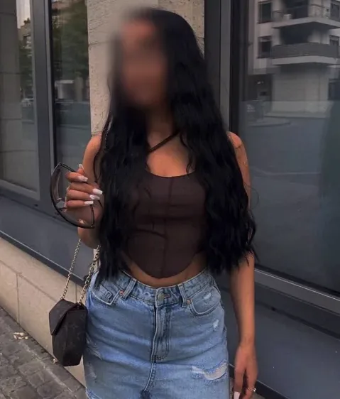 Laura, 19