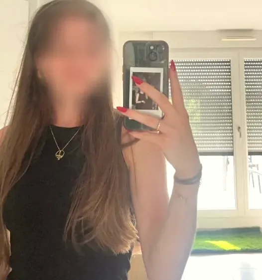 Zeynep, 27